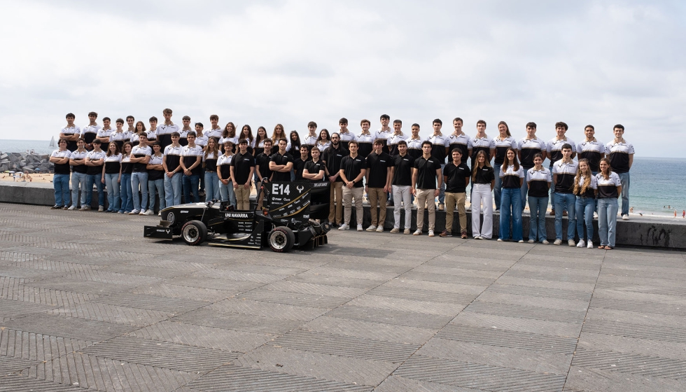 Los integrantes de Tecnun eRacing junto al veh�culo aut�nomo dise�ado y construido por estudiantes de la Escuela de Ingenier�a de la Universidad de...