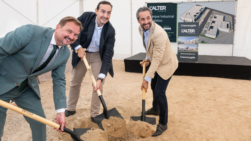 Vicente Zaragoz� Alberola, alcalde de Silla, Felipe Lainez, Development Director Spain de Chancerygate y Alberto Primo Ll�cer, alcalde de Alc�sser...