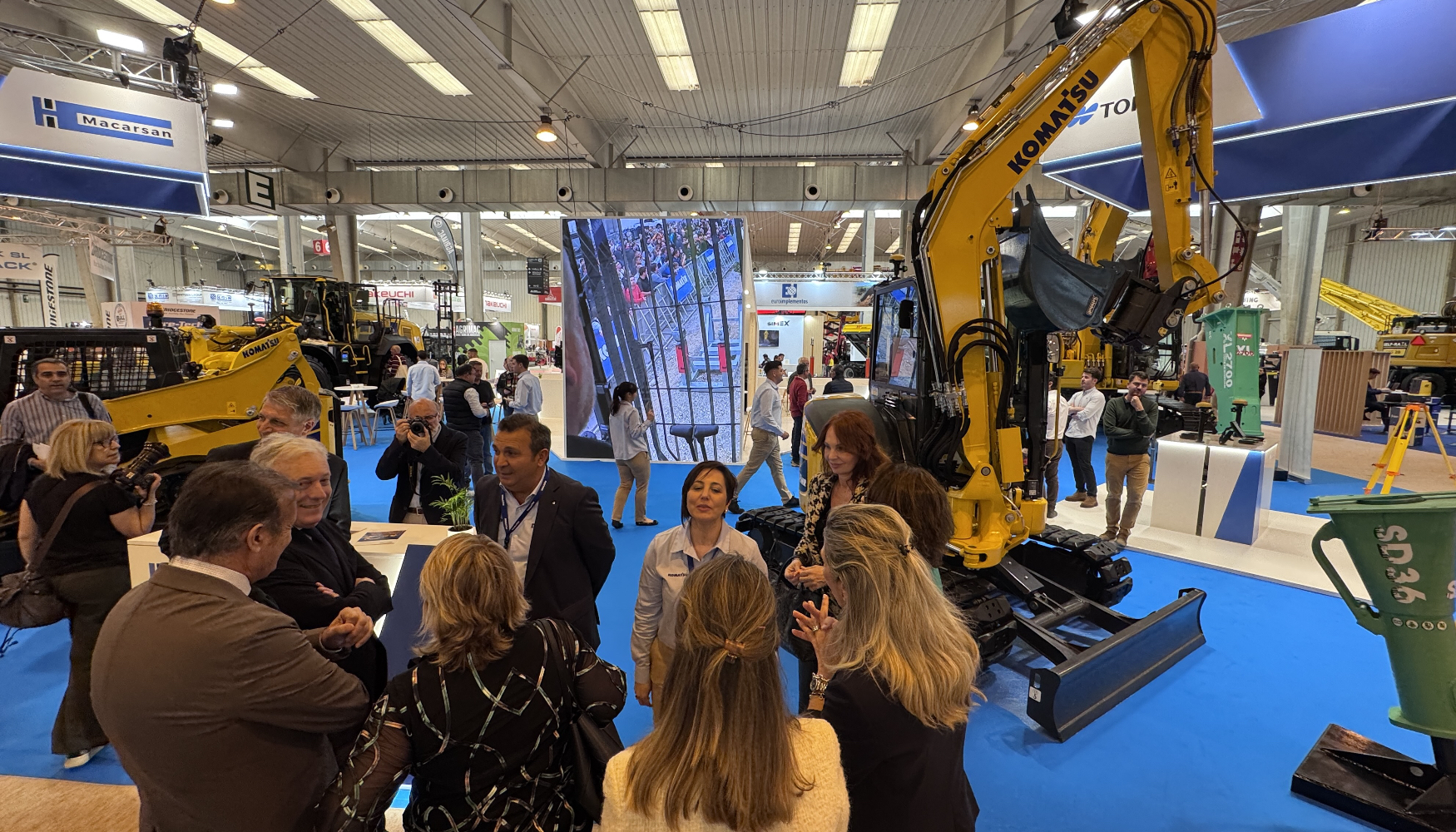 Visita de las autoridades al stand de Macarsan durante la inauguraci�n de Smopyc 2026