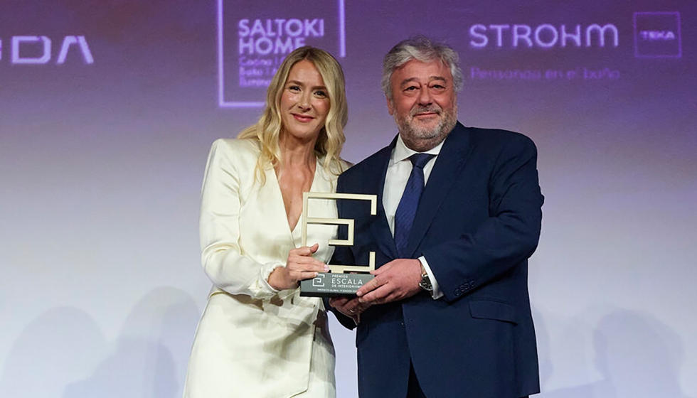 Patricia Bustos recibe de Jes�s Mora, director comercial de Zennio Spain, el premio a Mejor Proyecto Global en los Premios Escala 2026...
