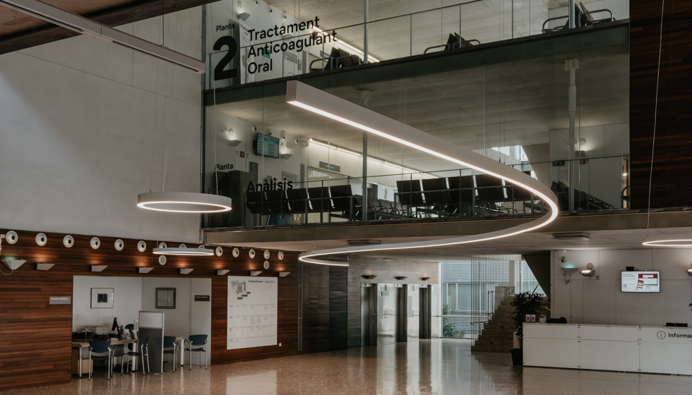La propuesta se articula alrededor de una gran luminaria suspendida en forma de 'S' sinuosa...