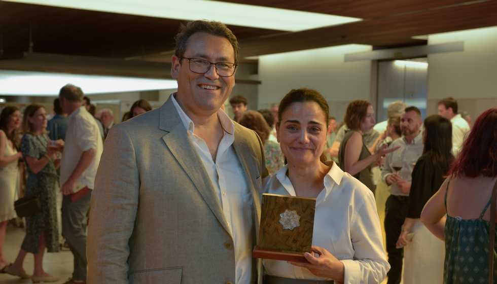 Ram�n Ca�il con el premio en la categor�a de carpinter�a