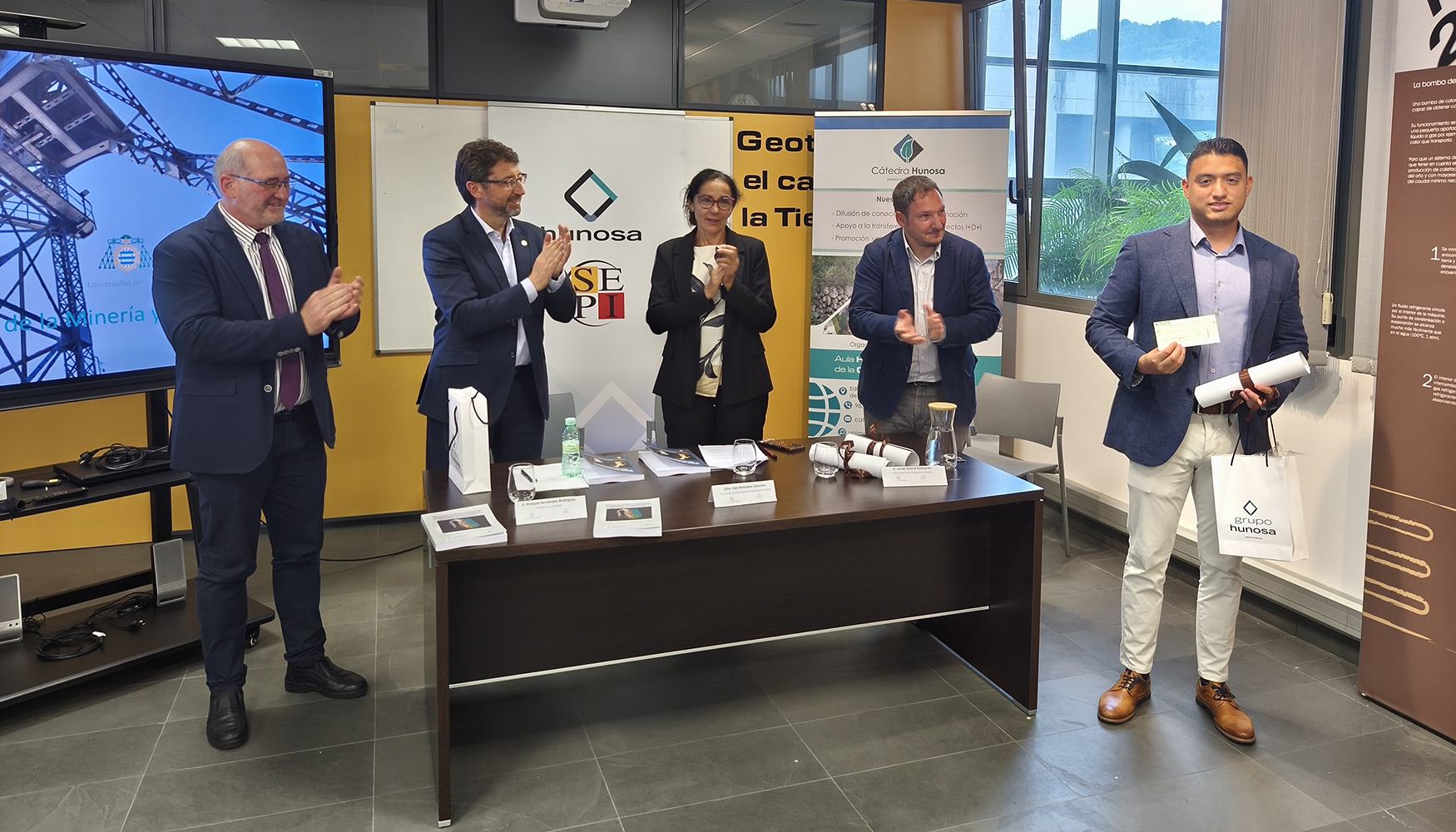 Alain Islas Montero recibe el premio Hunosa a la Mejor Tesis Doctoral 2023-24