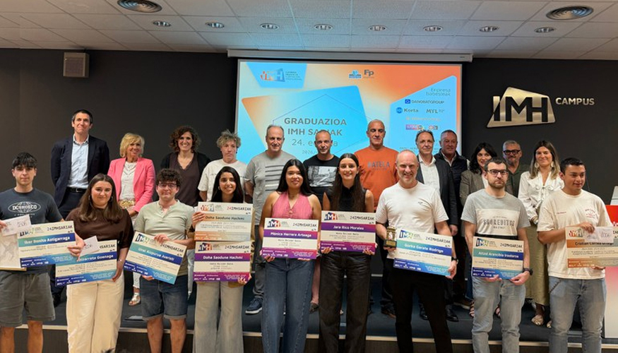 Foto de grupo de los estudiantes graduados y personas premiadas en la 24� edici�n de los Premios IMH