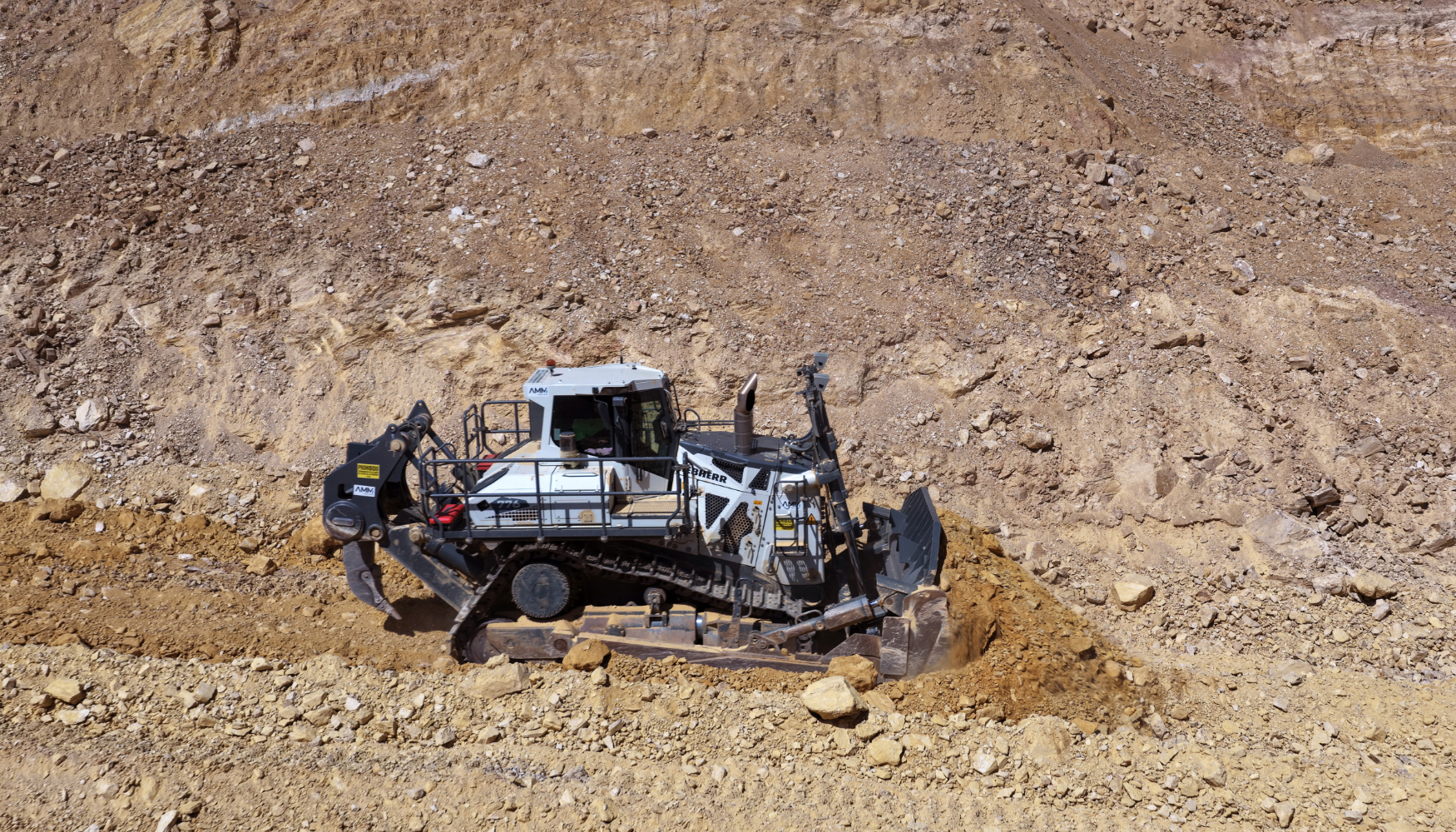 La compa��a murciana AMM invirti� en la primera unidad del buld�cer Liebherr PR 776, a nivel nacional, y actualmente dispone de 4 unidades...