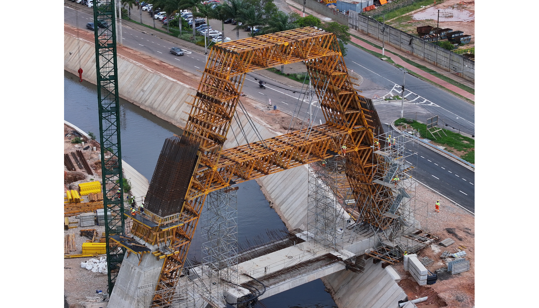  El nuevo puente atirantado sobre el r�o Jundia� se erige como un elemento clave del proyecto