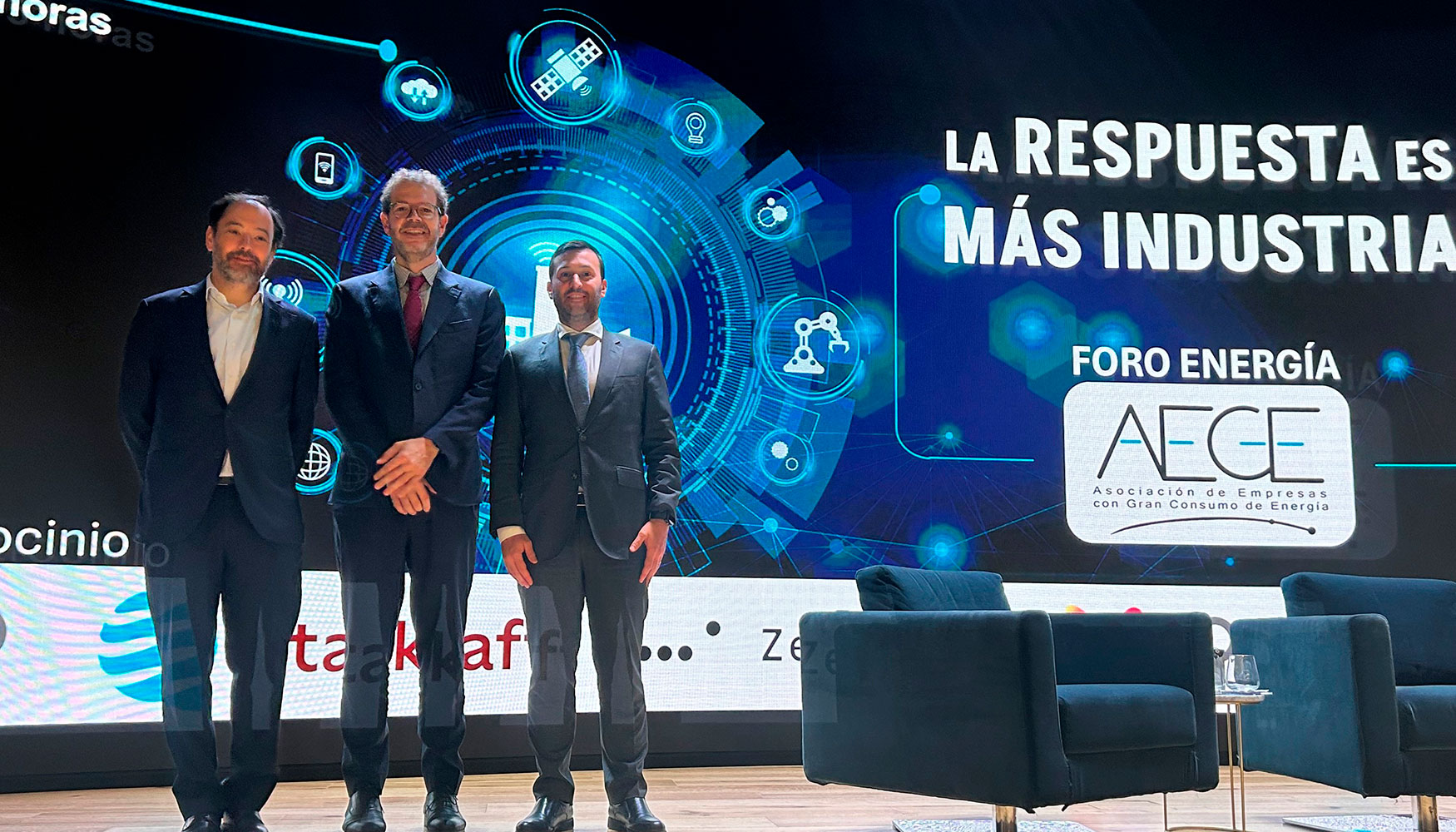 Pedro Gonz�lez, director general de AEGE, el secretario de Estado de Industria, Jordi Garc�a Brustenga, y Carlos Navalpotro, presidente de AEGE...