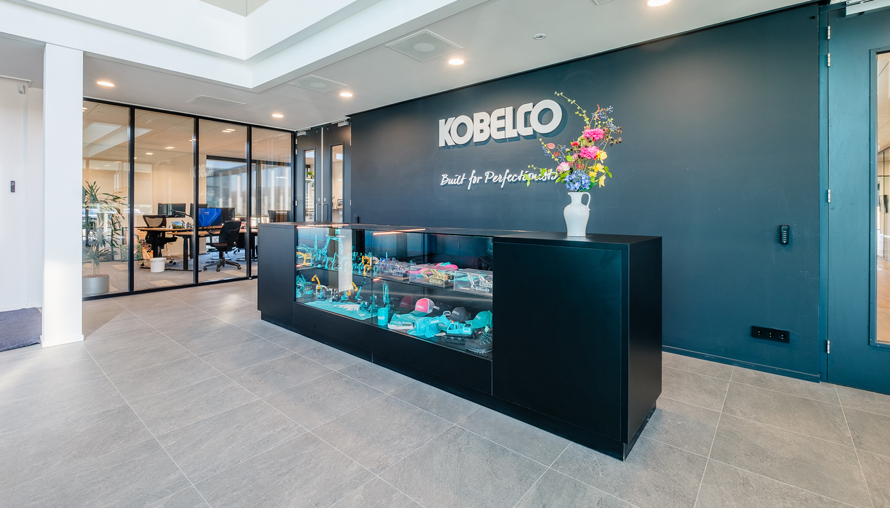 En la recepci�n de las nuevas instalaciones de KMCE destaca el eslogan de la compa��a: 'Build por perfectionists'