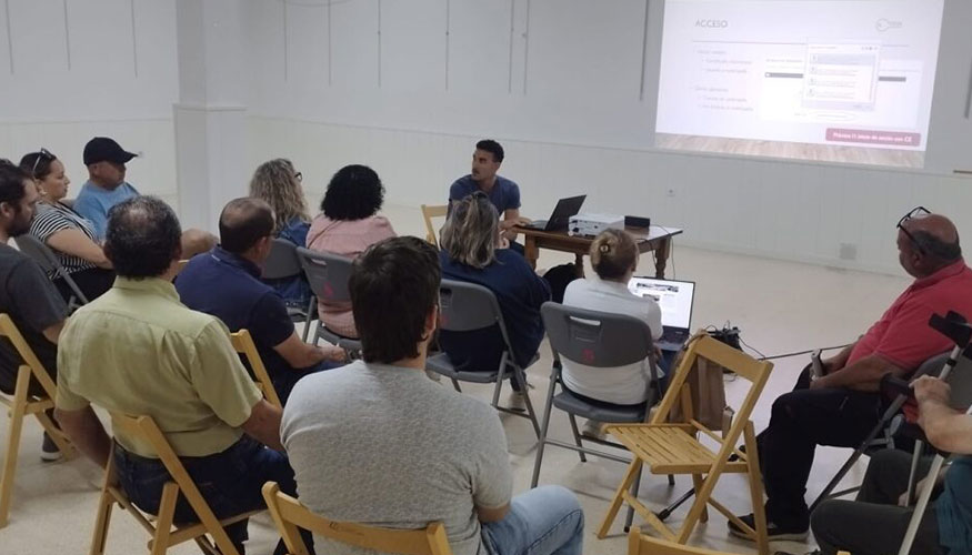Formaci�n de V�ctor Miguel, t�cnico de Oviarag�n, sobre digitalizaci�n