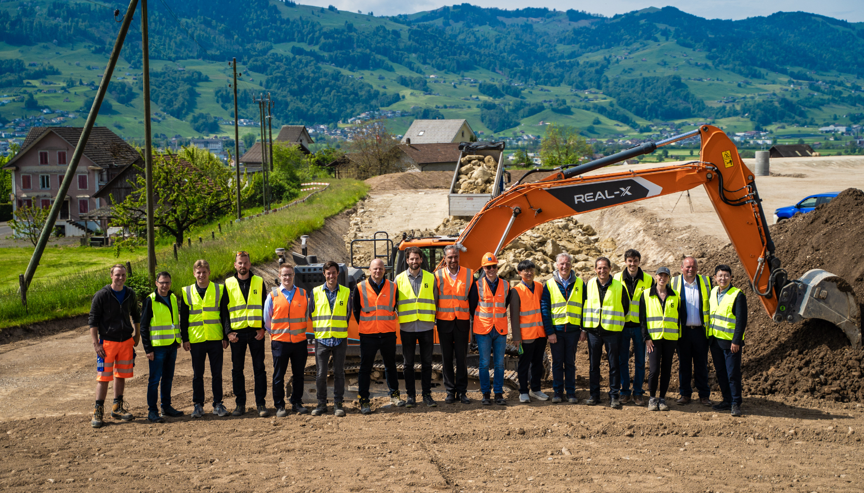 Foto de familia con los asistentes a la presentaci�n de la nueva excavadora autonoma de KIBAG