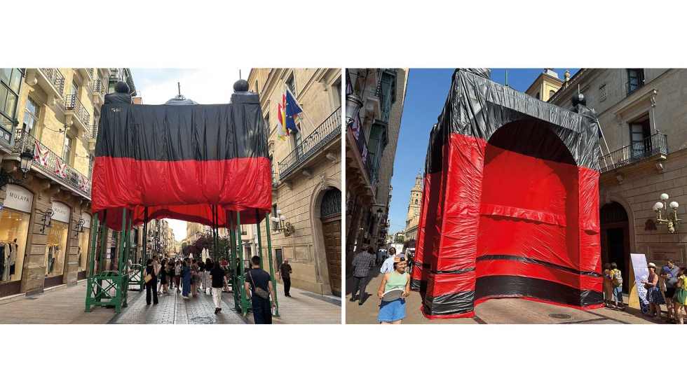 Imagen de la tela que vest�a el Arco de San Bernab� recogida y elevada