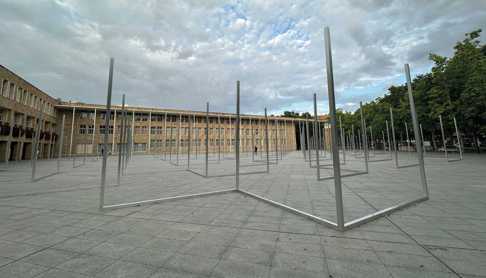 Los perfiles de aluminio llenaban y completaban la plaza del Ayuntamiento de Logro�o