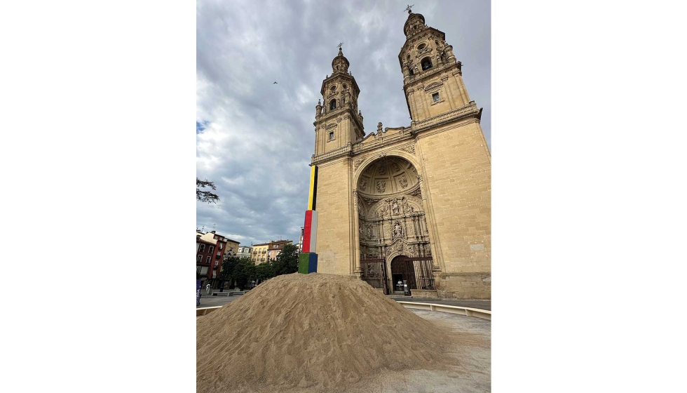 La plaza transformada, antes de ser vasto del fuego, en un lugar de encuentro y un terreno de juego