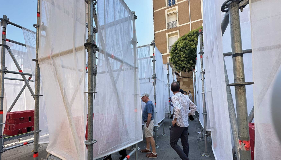 Los perfiles de aluminio llenaban el espacio de esta plaza que invitaba al p�blico a participar e interactuar
