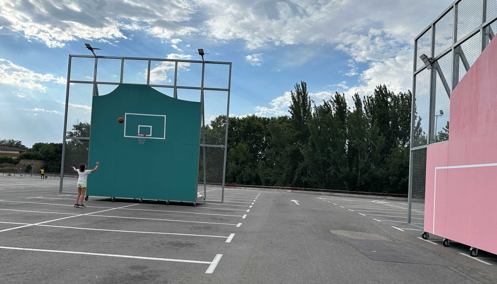 Imagen de uno de los frontones m�viles, en este caso, el de baloncesto que se integraba en el espacio urbano