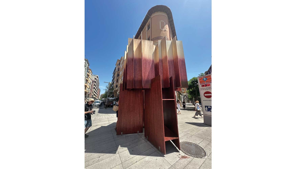 El color rojizo de los tablones de madera ensamblados por Taelon7 son un homenaje a la cultura del vino riojana