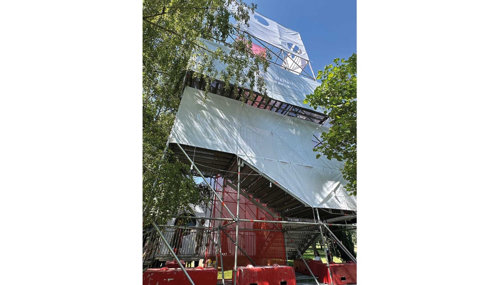 La estructura met�lica La escalera de la cig�e�a permit�a conectar desde el parque al Puente de Hierro