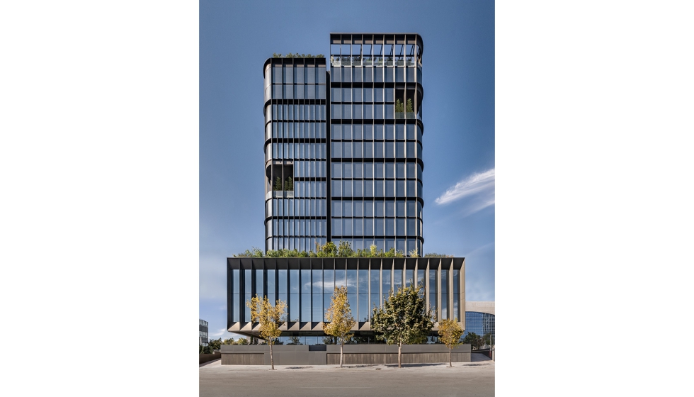 La fachada del edificio se muestra como una torre existente que se redefine desde una perspectiva contempor�nea...