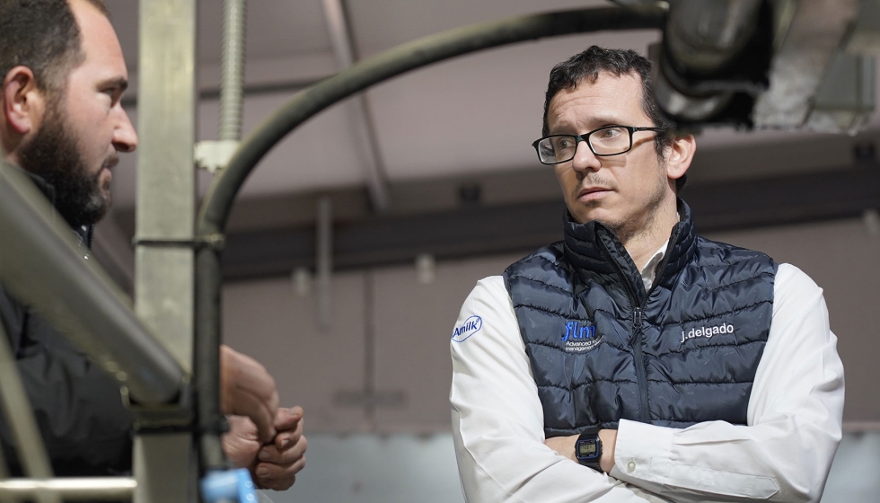 Pedro Reales (derecha), director de proyecto de FLM, conversa con un ganadero