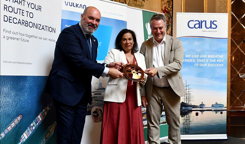 Jos� Rodr�guez, a la izquierda y John Bertell, de CARUS, entregan el Carus Excellence Award 2026 a la directora general de la Marina Mercante...