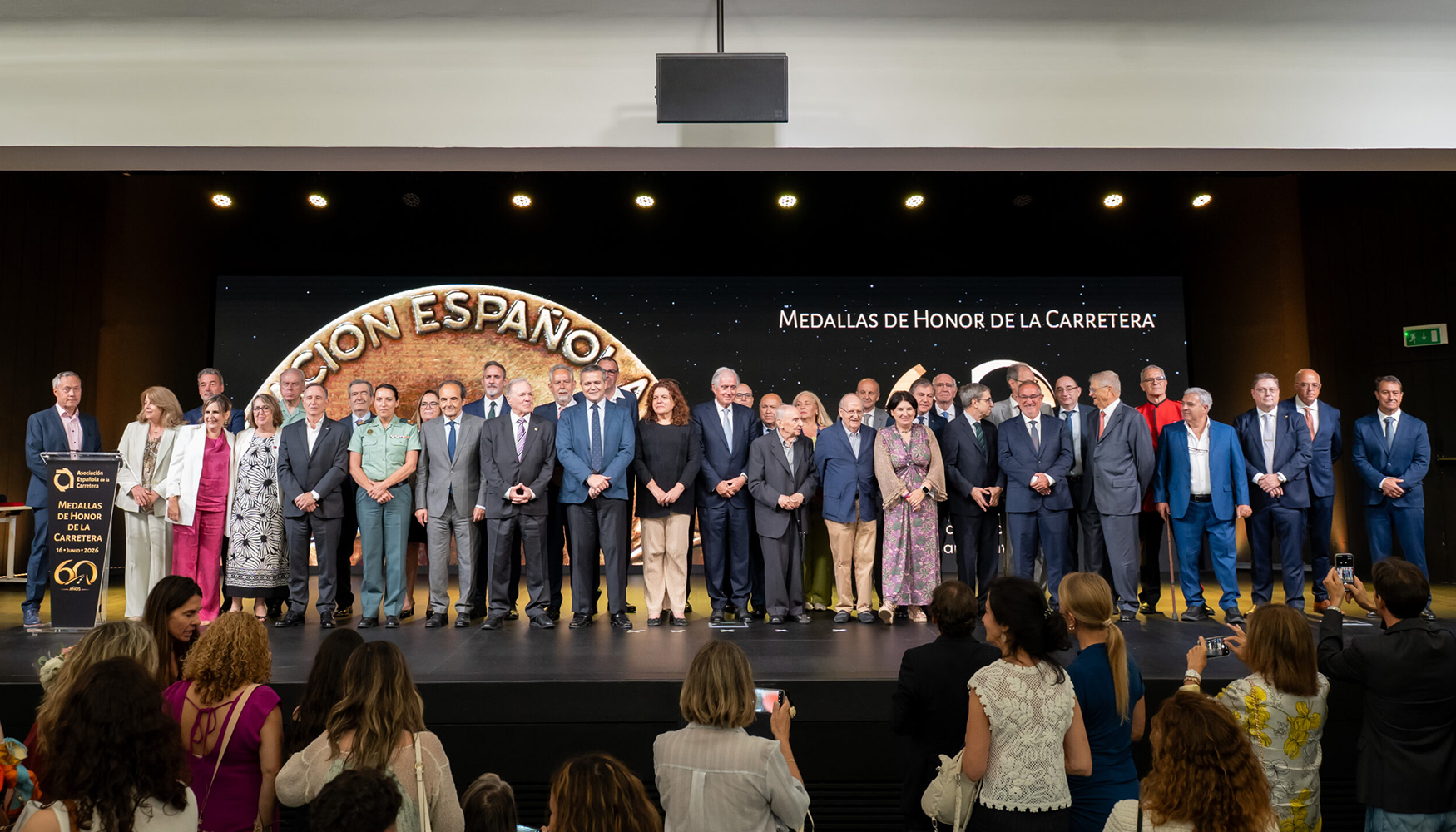 Los galardonados de todas las categor�as posan junto a las autoridades presentes en el acto