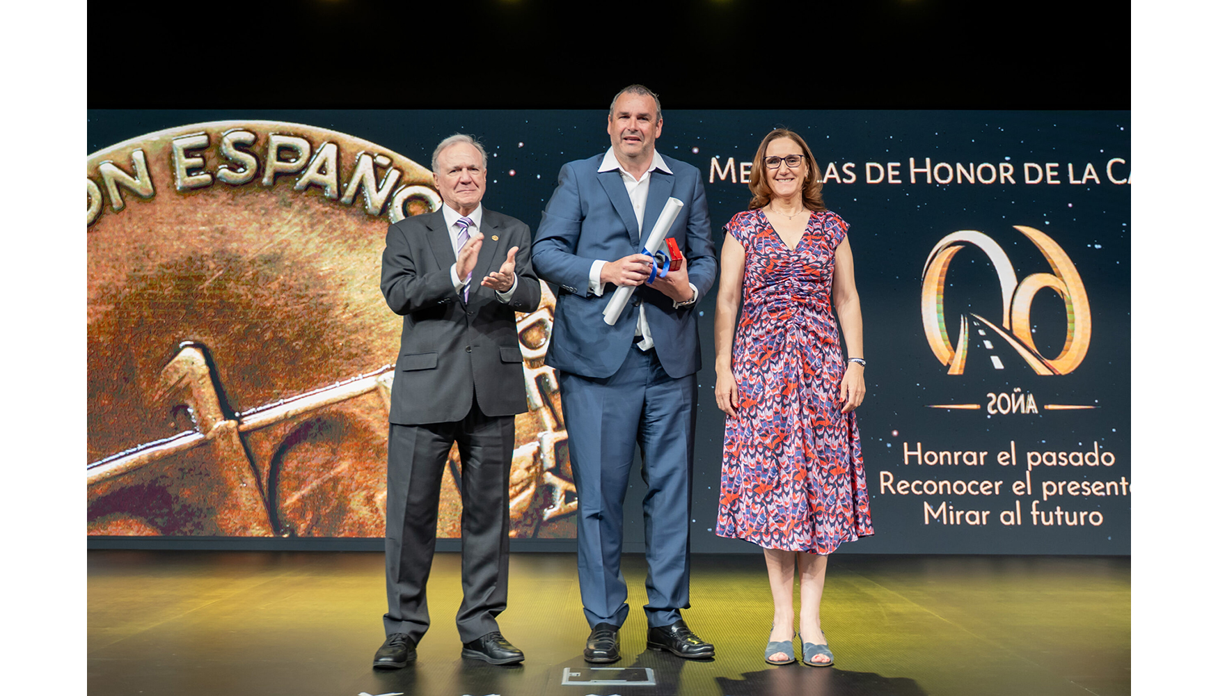 Jos� Francisco Pap� Ferrando (en el centro) recoge la Medalla de Oro de la Carretera al M�rito Internacional de manos de Juan Francisco Lazcano...