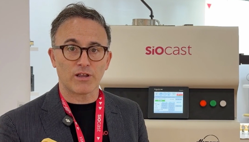 Durante la demostraci�n en Equiplast 2026, Siocast mostr� el sobremoldeo de un chip NFC en una pieza conmemorativa de la feria...