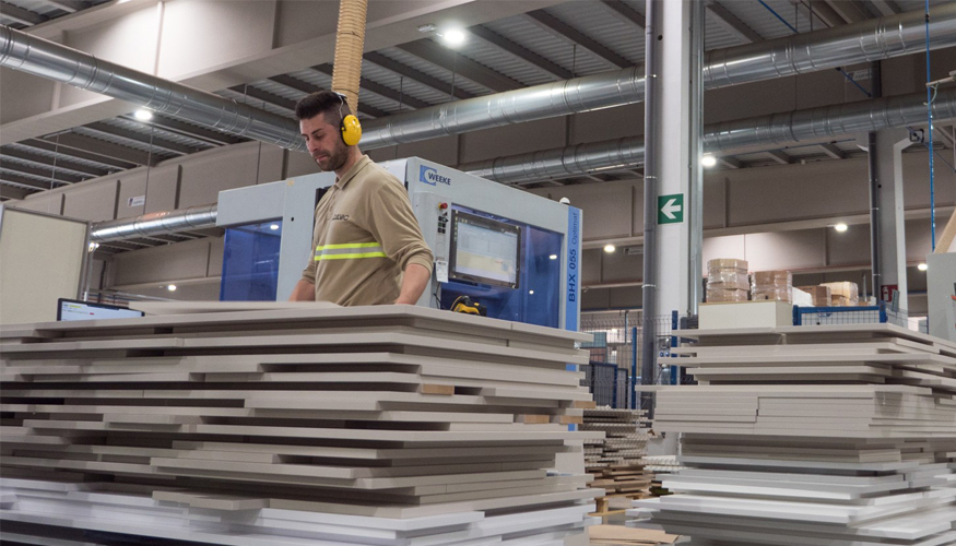 M�s del 76% de los materiales empleados en la fabricaci�n de superficies y componentes con tableros de aglomerado proceden de material reciclado...