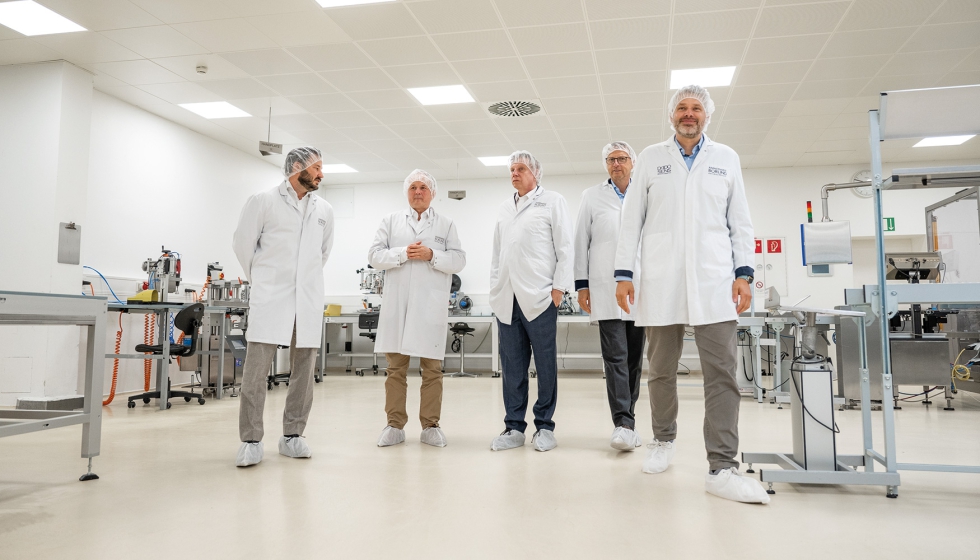 Durante su visita a la planta, Ralf Schubert (centro)...