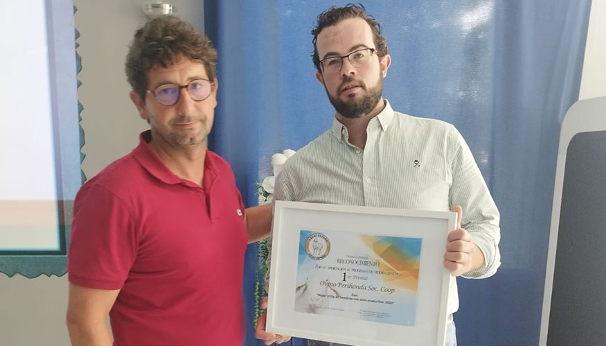 Recogida del primero premio de su categor�a por parte de Manuel Tejedor (derecha), de Perihonda, a manos de Jos� Antonio Santamarta...