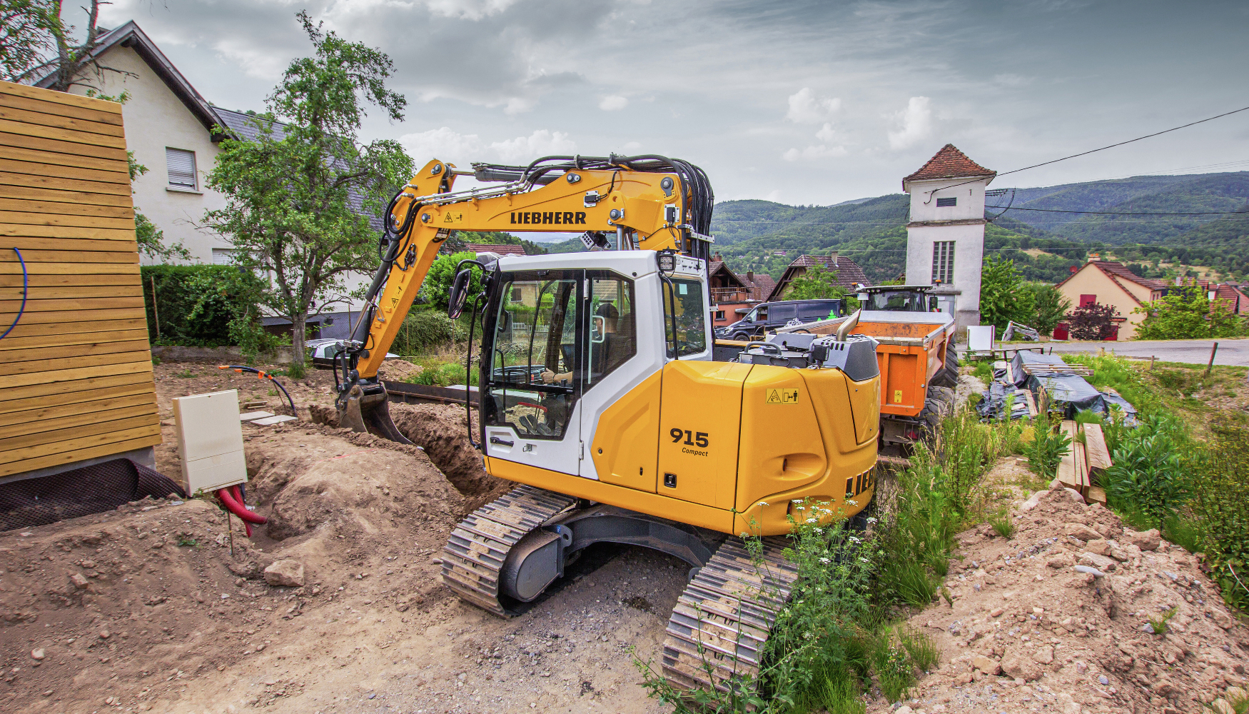 R 915 Compact G8
