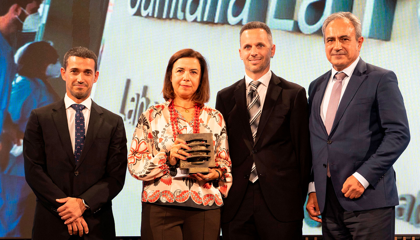 Luis Fernando �lvarez-Gasc�n, director general de Secure e-Solutions de GMV, hizo entrega del premio a Mar�a Jos� Carri�n...