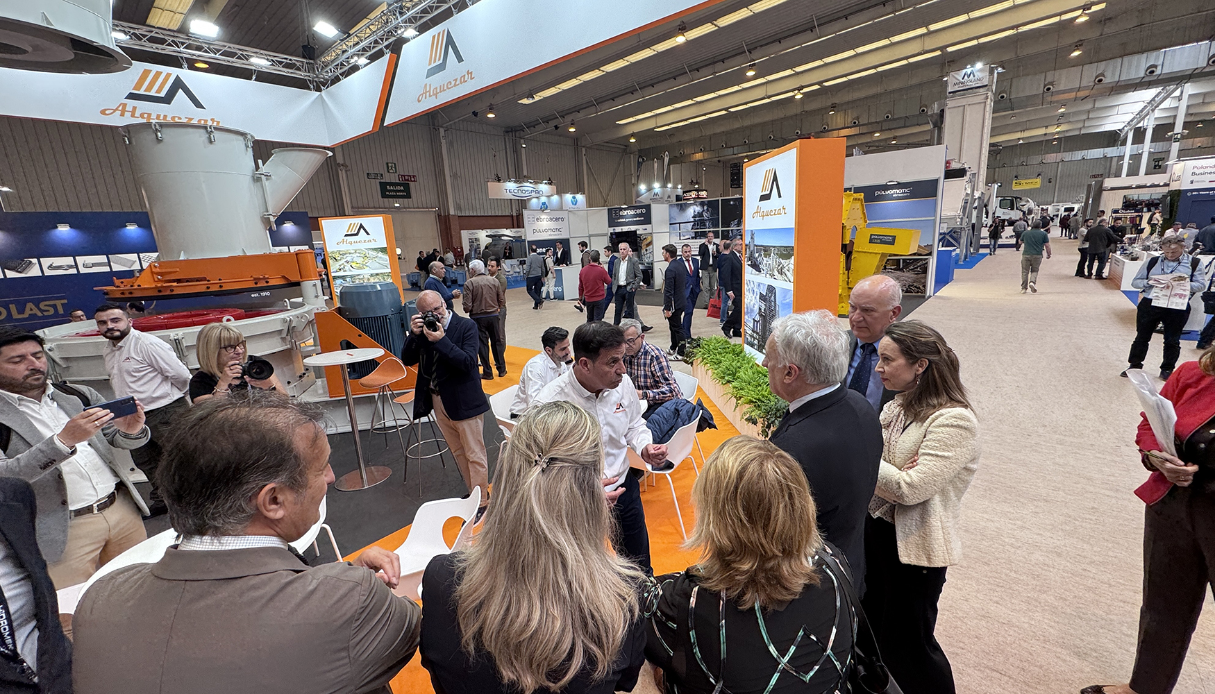 Visita de las autoridades al stand de Alquezar durante la inauguraci�n de Smopyc 2026