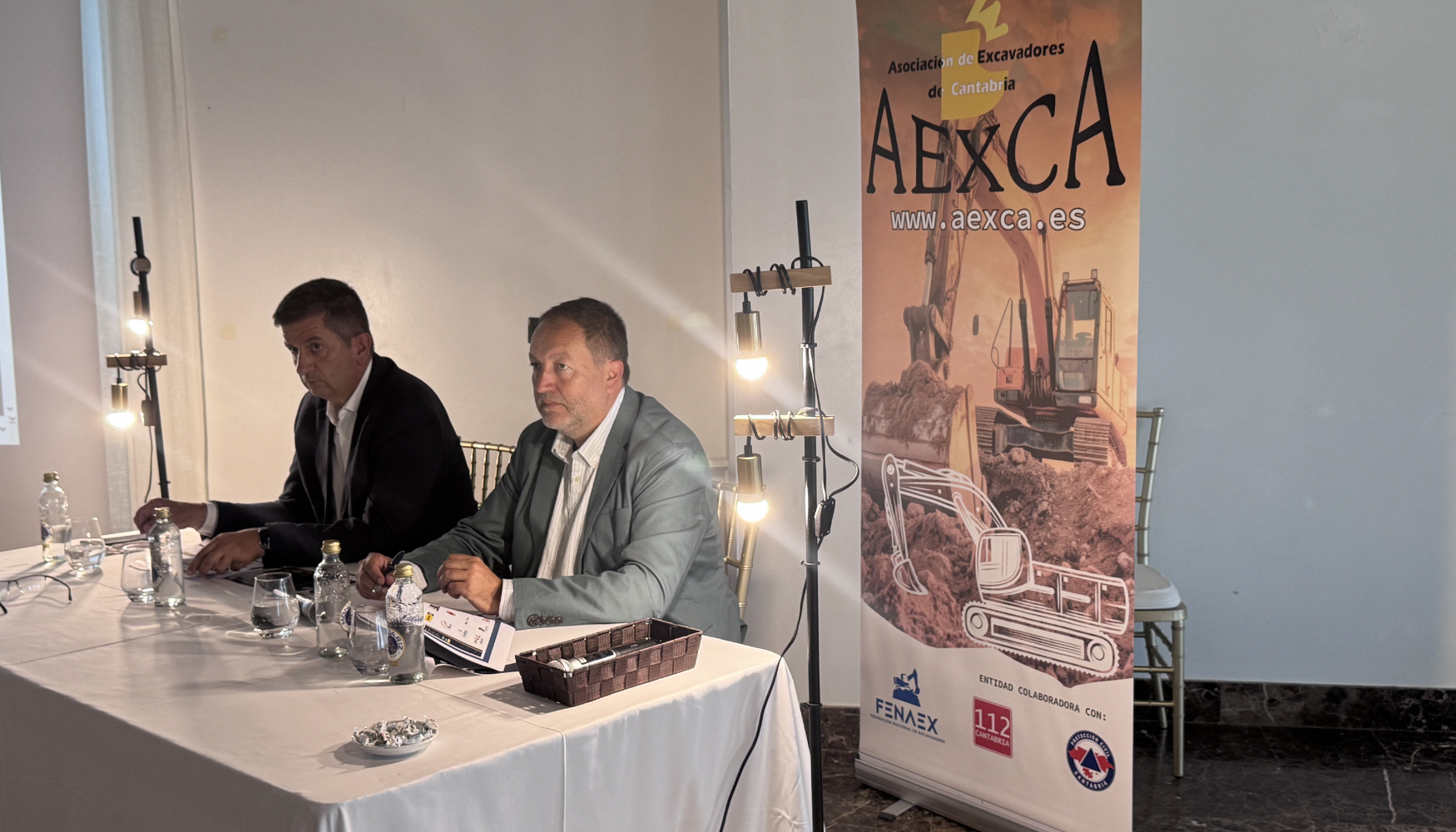 Antonio Garcia (derecha), presidente de AEXCA y FENAEX, y �scar San Emeterio, vicepresidente de AEXCA, durante la Asamblea...