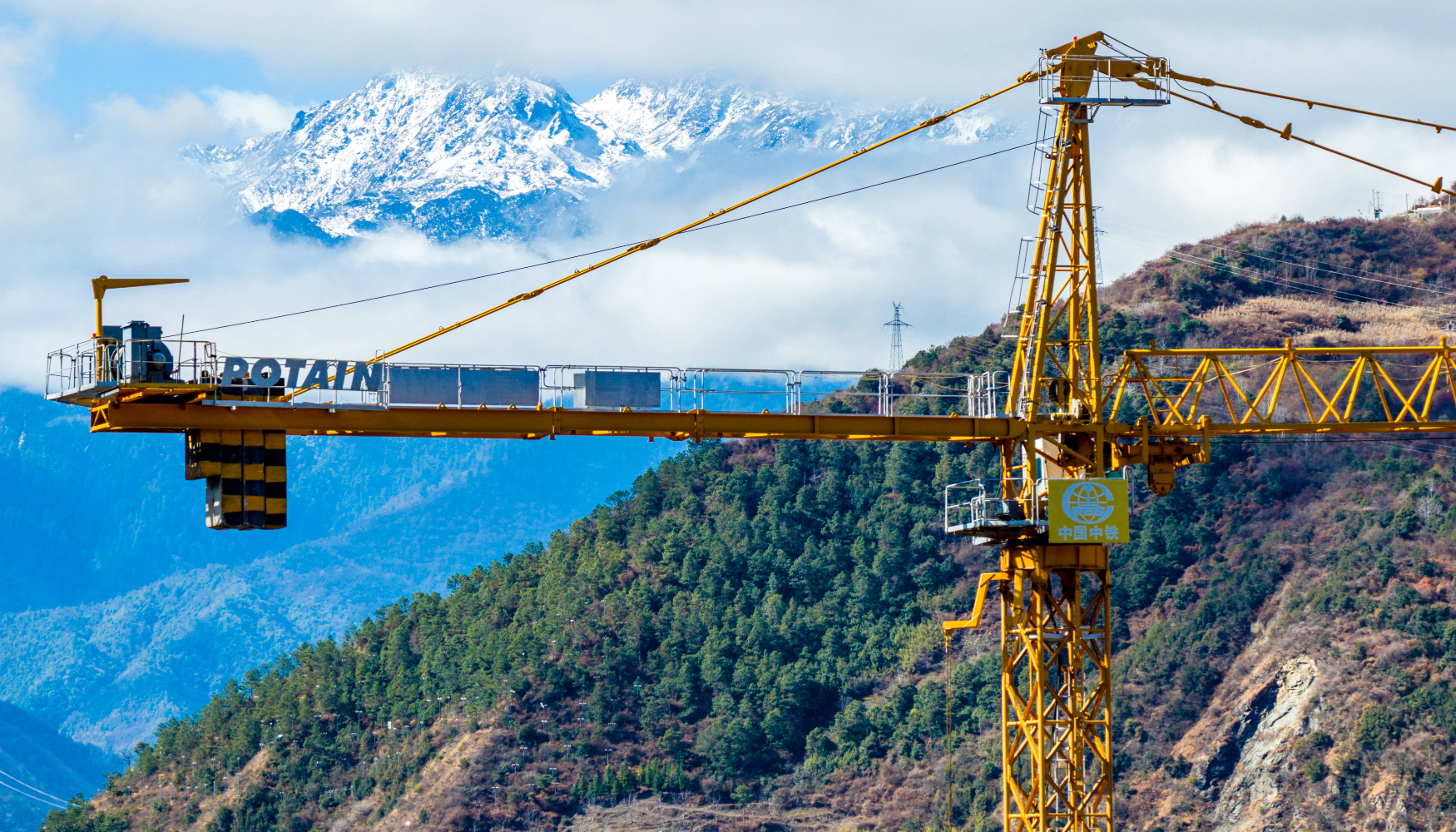Las tres gr�as torre Potain MC 480 operaron en perfecta sincron�a...