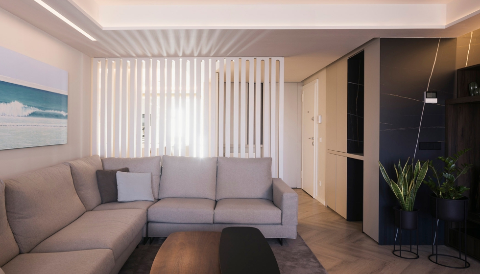 En el sal�n, el mueble de televisi�n en un acabado Coffee combina un panel acanalado en el m�dulo central con estantes abiertos de trasera oscura...