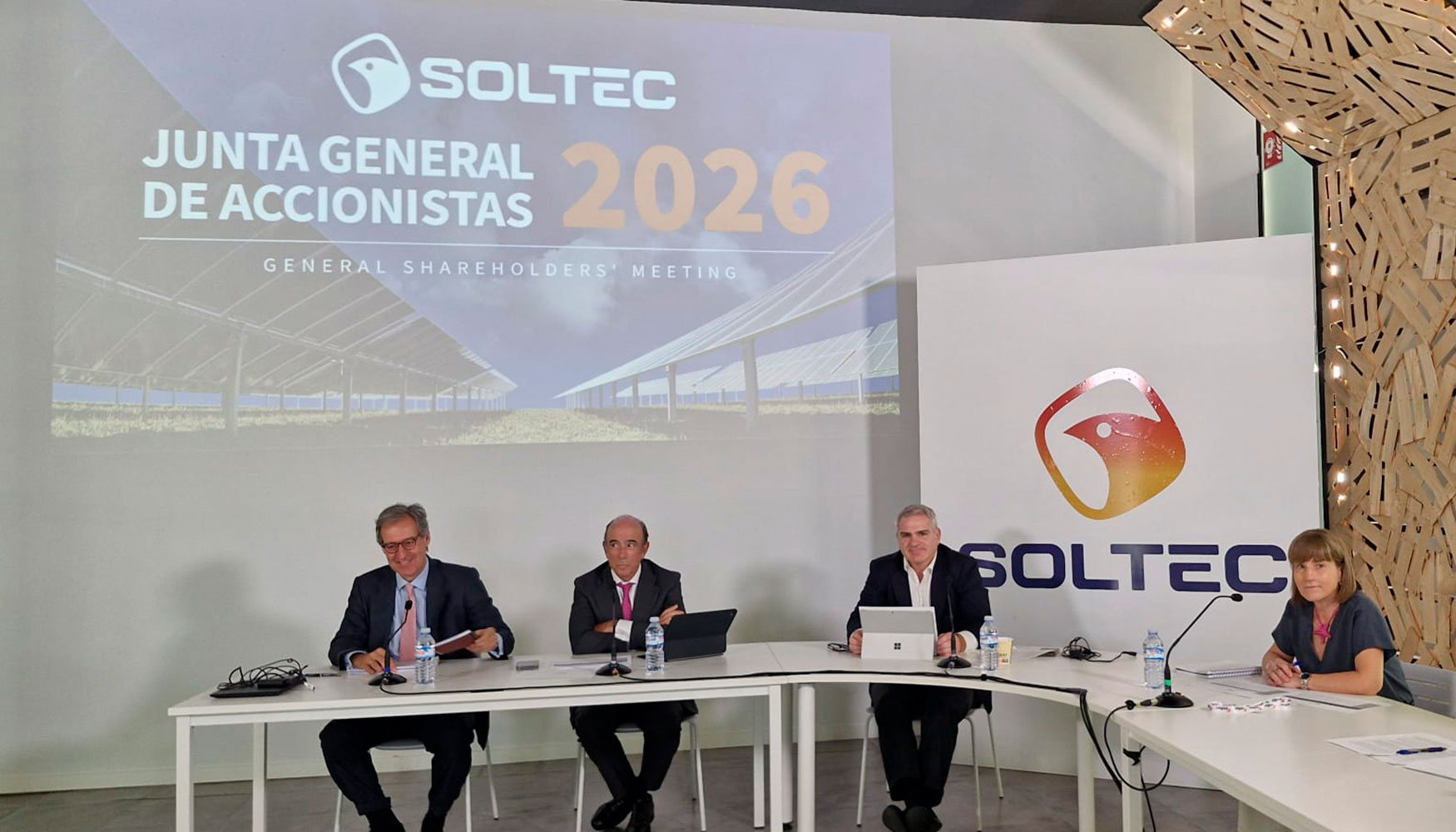 �En abril de 2026, la energ�a solar se convirti� por primera vez en la principal fuente de generaci�n el�ctrica en Espa�a...