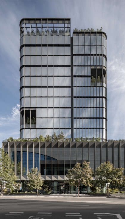 El edifcido se ha reinterpretado como un faro y punto de referencia del paisaje urbano, simbolizando una puerta de entrada a la capital...
