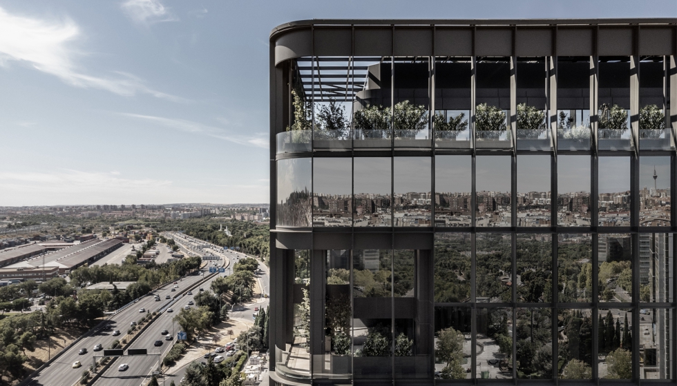 Otras soluciones de Wicona empleadas en el edificio Faron son la corredera elevable Wicslide 160, y la puerta abisagrada Wicstyle 65 evo...