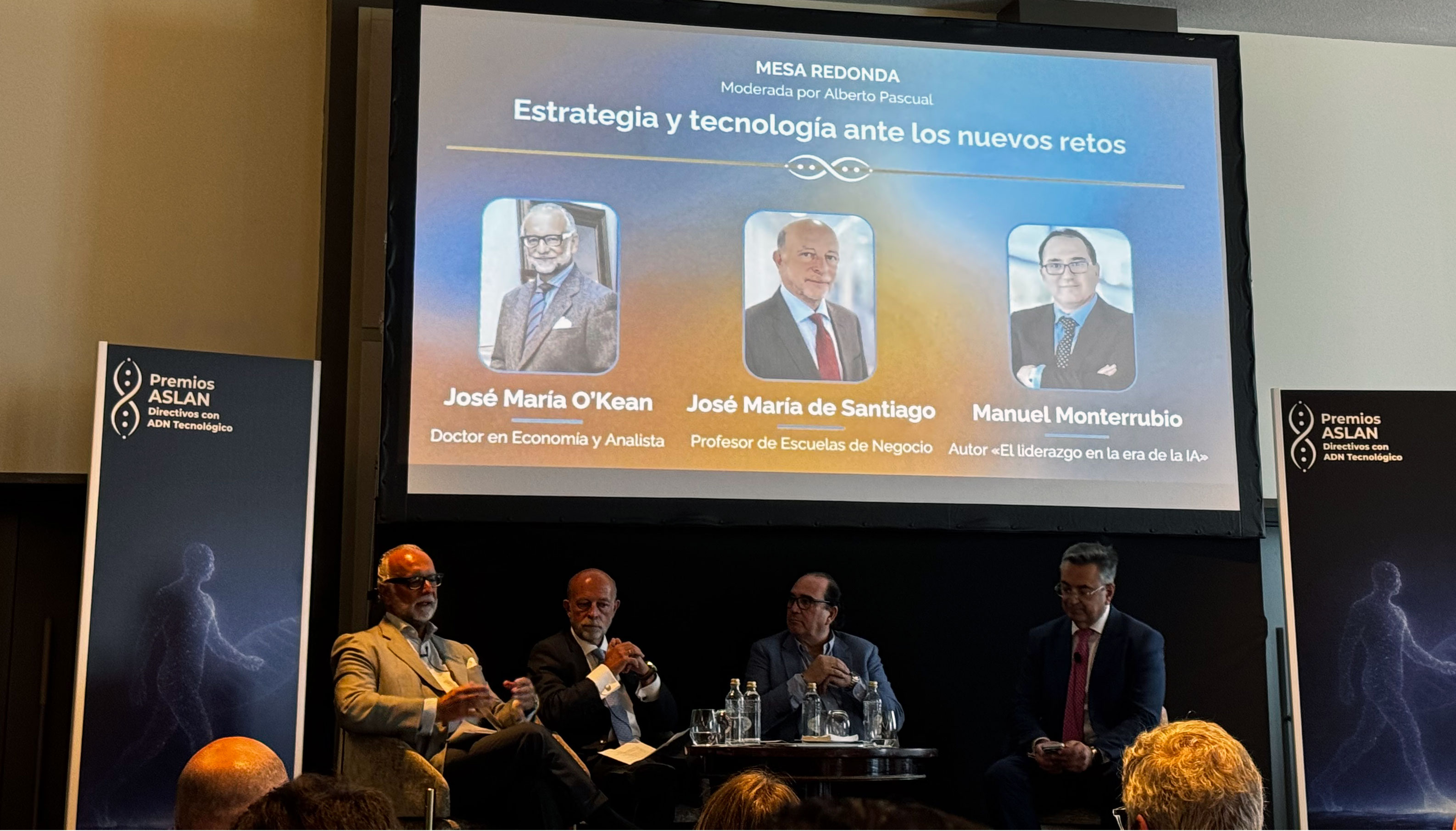 La mesa redonda 'Estrategia y tecnolog�a ante los nuevos retos' reuni� al economista Jos� Mar�a O'Kean...