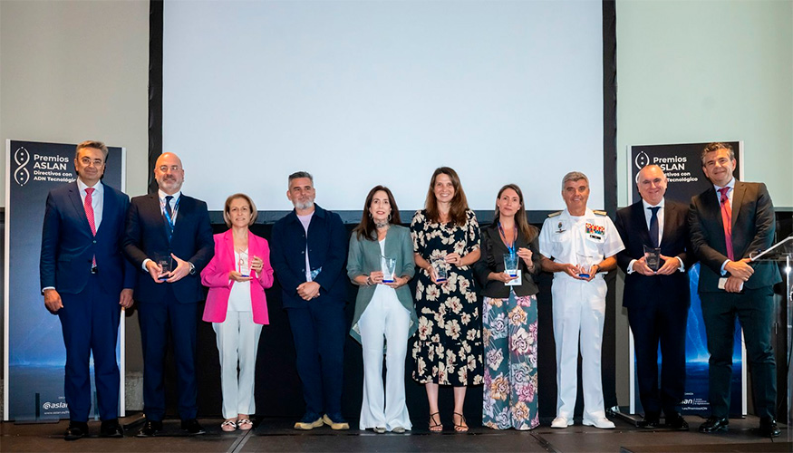 Foto de familia de los ganadores de los I Premios Aslan al ADN Tecnol�gico junto a Alberto Pascual, presidentes de la Asociaci�n, y Paco Verderas...