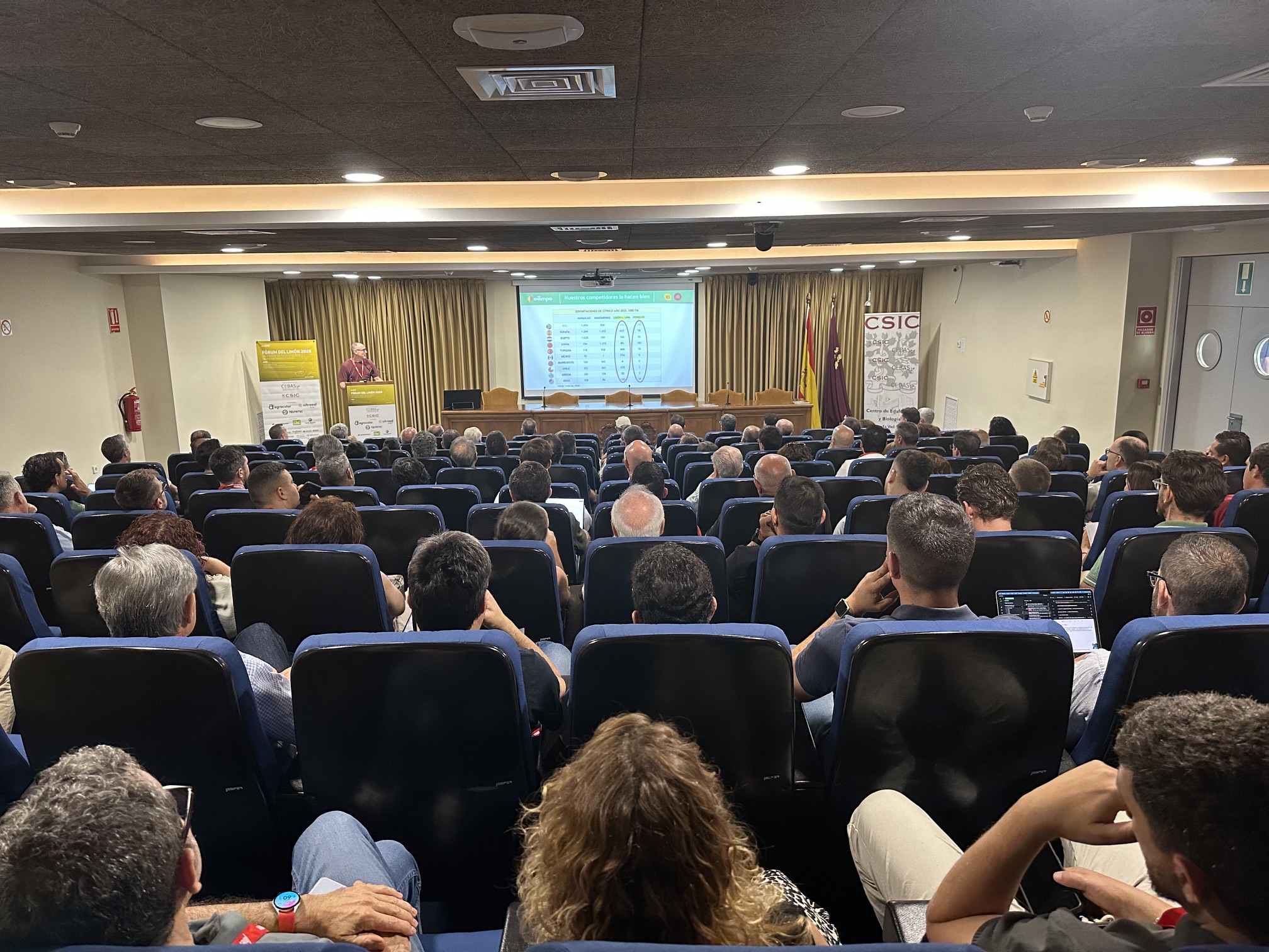 Antonio Hern�nez, t�cnico de la Asociaci�n Interprofesional de Lim�n y Pomelo (Ailimpo), durante su conferencia inaugural...