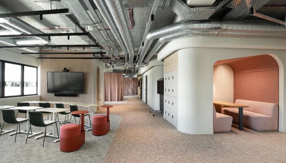 Proyecto de oficinas de PwC en Grecia, donde los pavimentos contribuyen a los criterios de sostenibilidad...