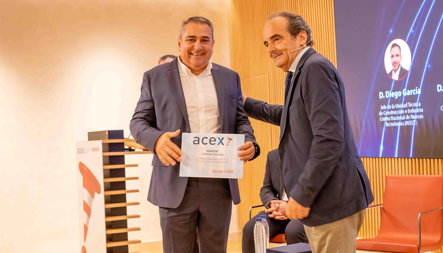 Jos� Ram�n L�pez Marco, responsable de Innovaci�n (I+D+i) de Pasaval (izquierda), recibi� el galard�n de manos de Miguel �ngel Carrillo...