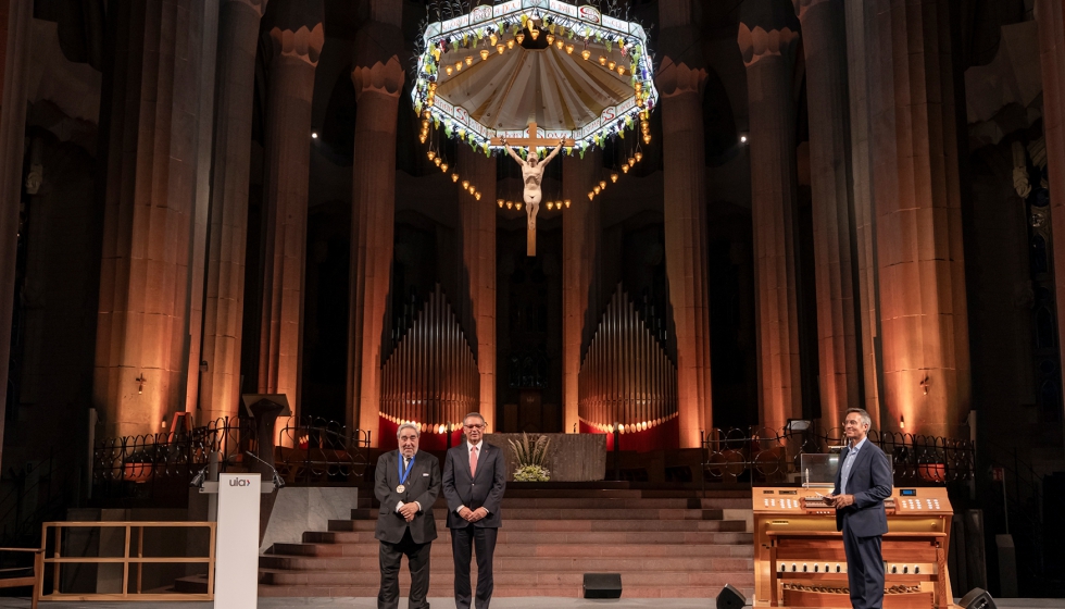 El arquitecto portugu�s, Eduardo Souto de Moura, en el momento de recibir la Medalla de Oro de la UIA en la Sagrada Familia. Foto: Pep Daud�...