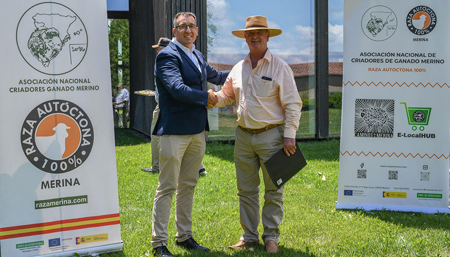 �lvaro �lvarez Redondo (izquierda), presidente de la Asociaci�n Nacional de Criadores de Ganado Merino de Espa�a, estrecha la mano de Will Roberts...