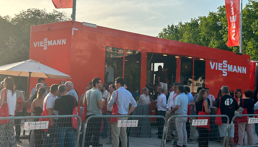 Los asistentes pudieron visitar un espacio expositivo itinerante en el que se mostraban las �ltimas novedades de la empresa...