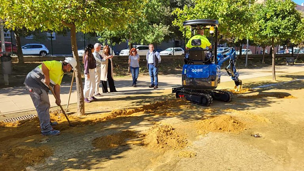 Imagen tomada en el inicio de las obras de reonaci�n del parque Los Bermejales, en Sevilla