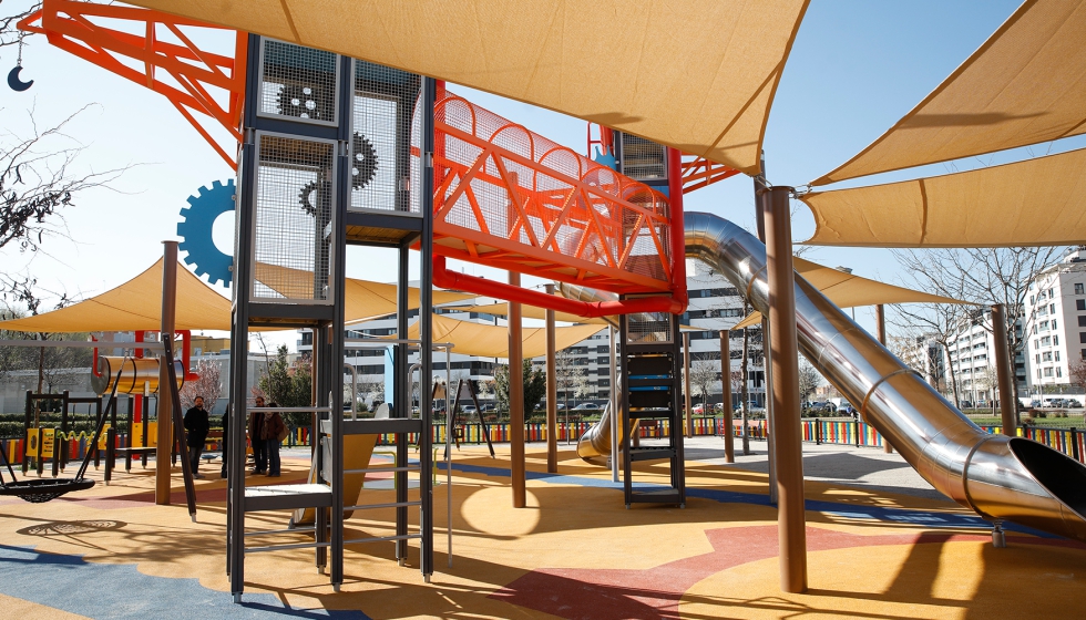 Las elevad�simas temperaturas estivales hacen obligatoria la instalaci�n de lonas que proyecten sombras en las zonas de juego...