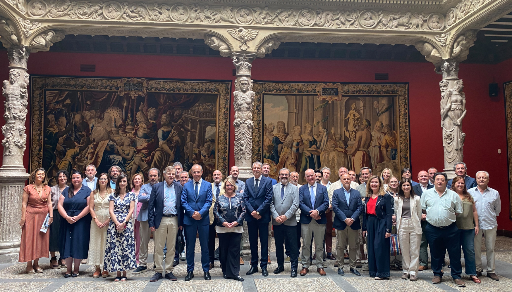 Foto de familia con los asistentes a la reuni�n del Comit� Organizador de Smopyc en el Patio de la Infanta (Fundaci�n Ibercaja)...